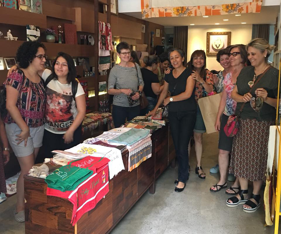 Lançamento do calendário Contos Bordados 2018 e bazar Meninas do Cafezal e Tina Descolada!